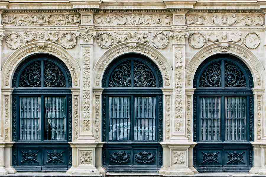 Portal y fachada de un edificio, Sevilla
